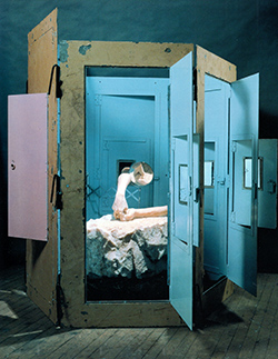 Louise Bourgeois, Cell :  Hands and Mirror